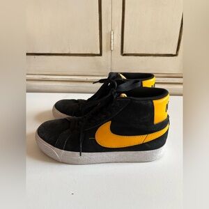 Youth Nike SB Zoom Blazer Mid Black University Gold tennis shoes sneakers size 5